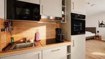 Frigorífico grande, microondas, horno y placa de cocina