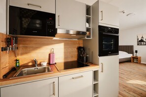 Full-size fridge, microwave, oven, stovetop