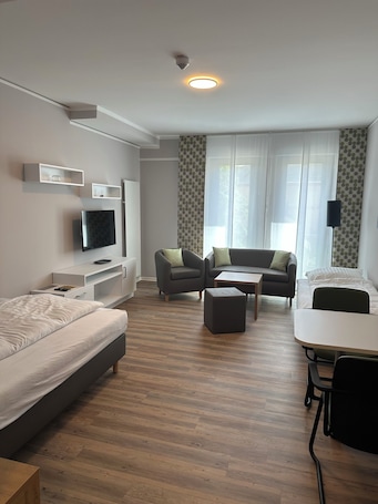 1 habitación, sistema de insonorización y tabla de planchar con plancha