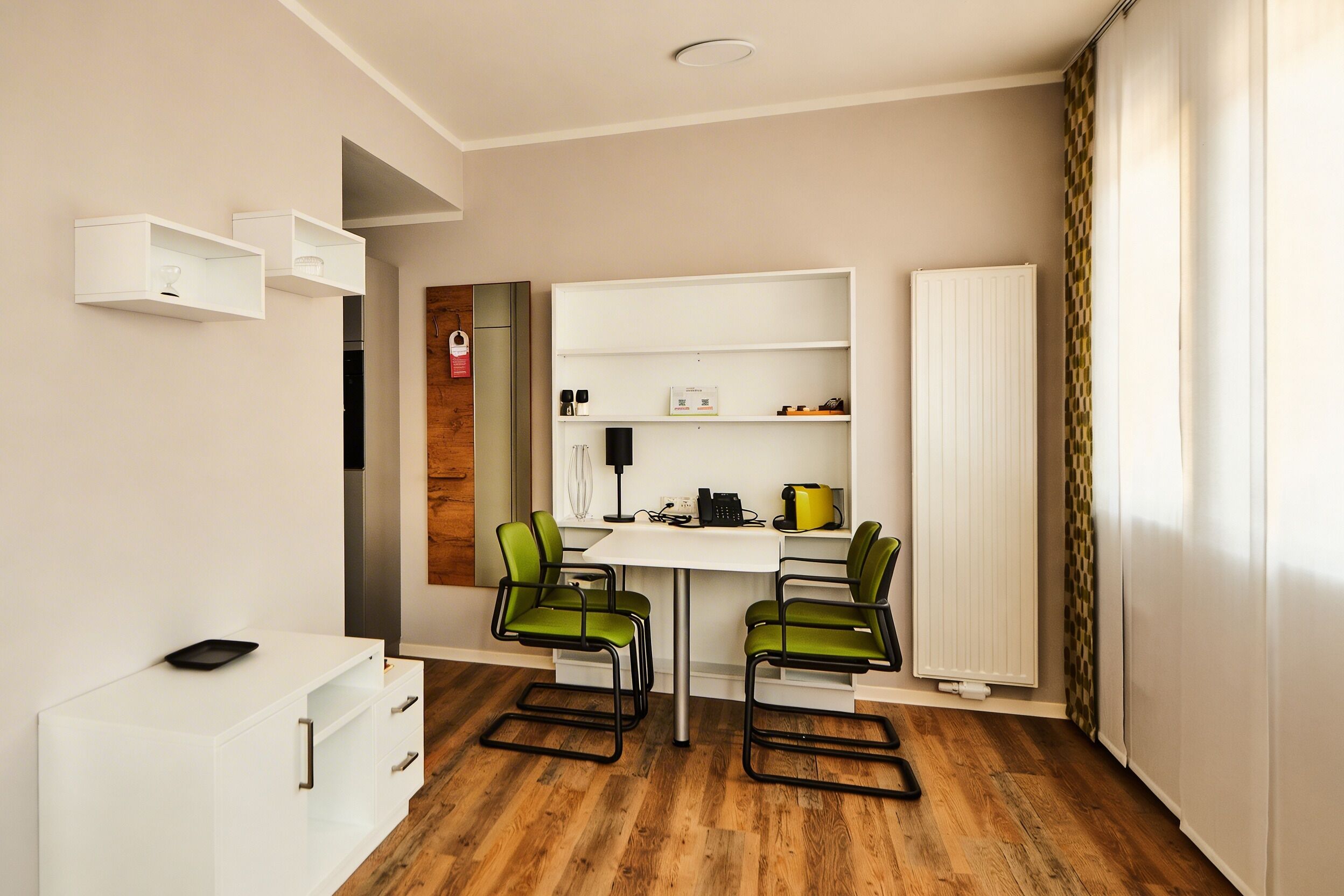 Comfort Apartment | Ruang tamu | 42 inci sebuah televisyen pintar dengan satelit, Netflix 