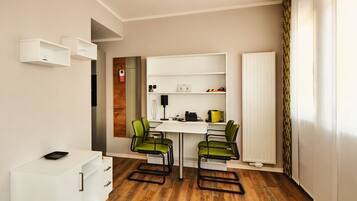 Comfort-Apartment | Wohnbereich | 42-Zoll-Smart-TV mit Satellitenempfang, Netflix, Streaming-Dienste