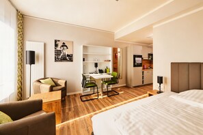 Appartement Standard | Coin séjour | TV connectée de 42 pouces avec chaînes par satellite, Netflix