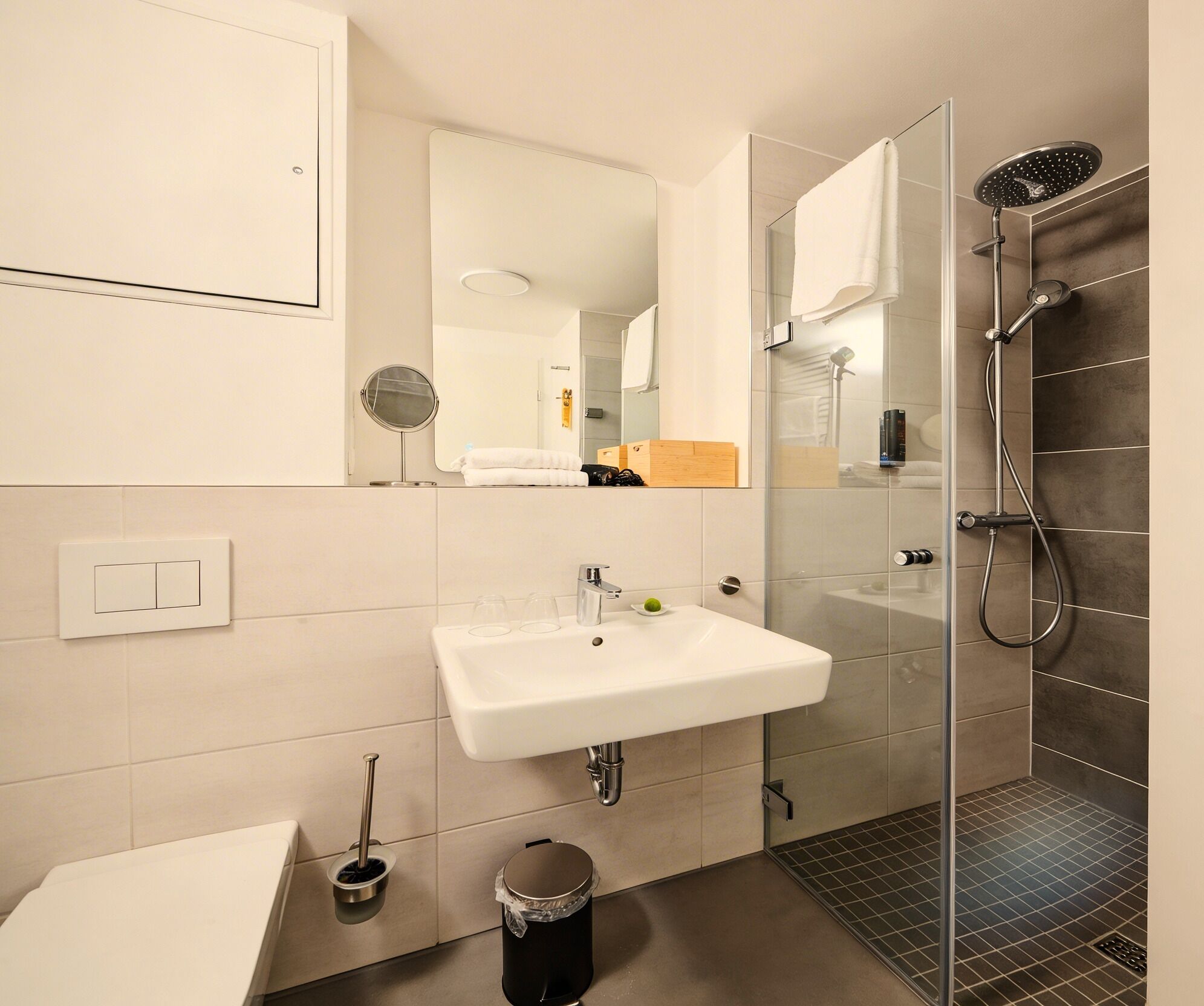 ฝักบัว, เรนชาวเวอร์, ไดร์เป่าผม, ผ้าเช็ดตัว