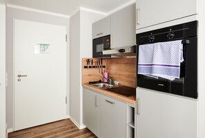Standard-Zweibettzimmer | Eigene Küche | Großer Kühlschrank, Mikrowelle, Ofen, Herdplatte
