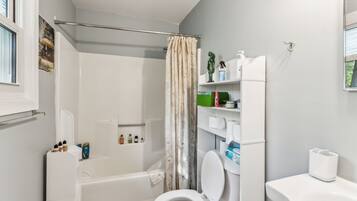 Nhà, 3 phòng ngủ | Phòng tắm | Khăn tắm, dầu gội