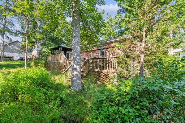 House, 3 Bedrooms | Property grounds - Charming Family Retreat With Scenic Views 3 Bedroom Home (Locust Grove)