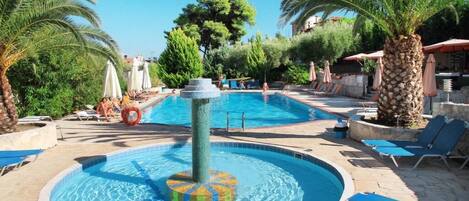 Piscine extérieure (ouverte en saison)