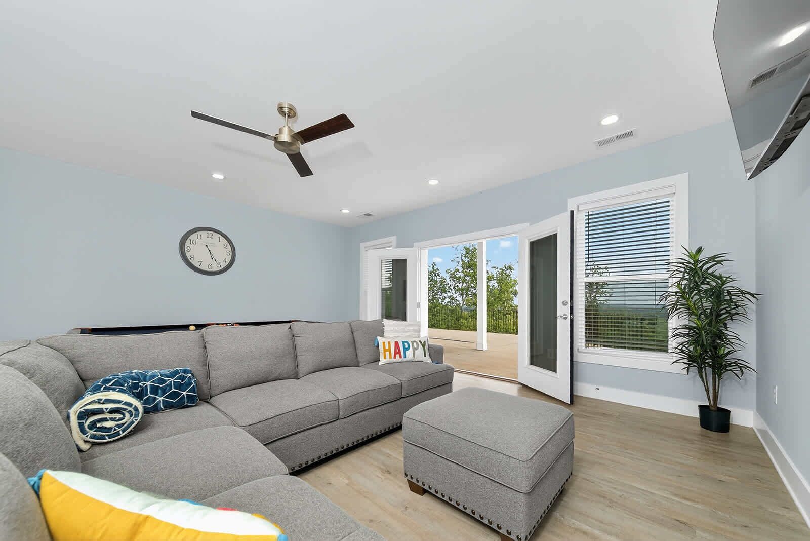 Tv, eldstad och kontor