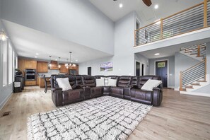 Télévision, cheminée, espaces bureaux