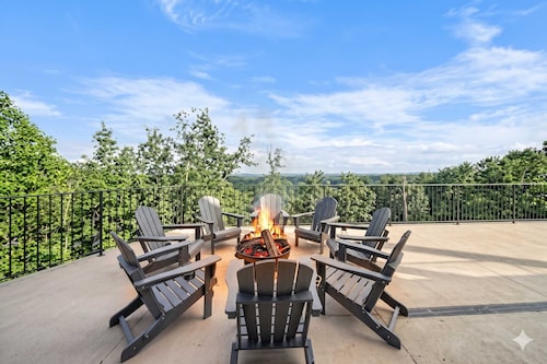 Mountain View Escape with Foothills Views