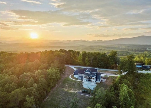 Mountain View Escape with Foothills Views