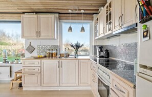 Fridge, stovetop, coffee/tea maker - Gorgeous home in Vinderup with WiFi (Vinderup)