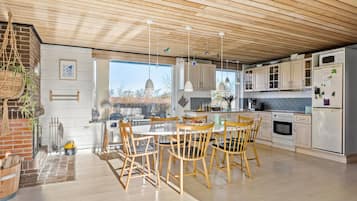 Frigorífico, placa de cocina y cafetera o tetera