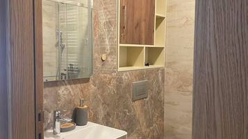 Apartment, 1 Bedroom, Accessible, Private Pool | Bathroom amenities