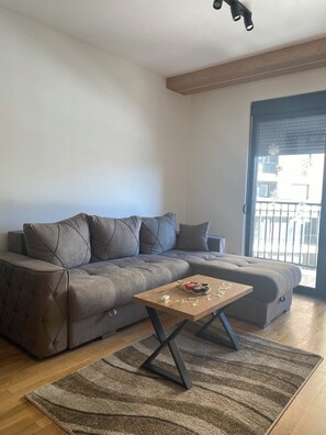 Apartment, 1 Schlafzimmer, barrierefrei, eigener Pool | Wohnzimmer | Bücher