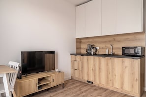 Studio Suite, Balcony | Private kitchenette - RentPlanet - Studio Zwycięska  (Wroclaw)