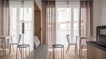 Studio Suite, ban công | Khu phòng khách | TV
