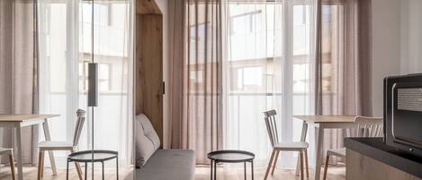 Studio suite, balkon | Woonruimte | Televisie