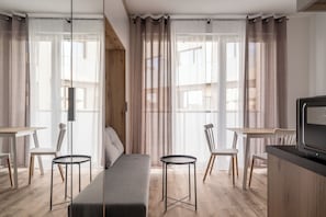 Studiosuite, Balkon | Wohnbereich | Fernseher