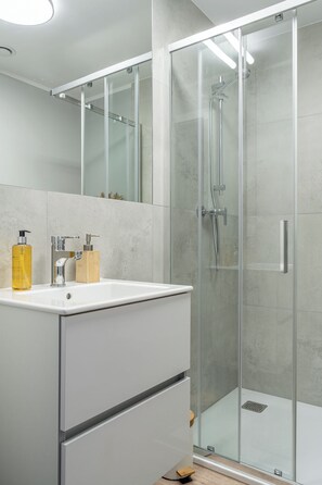 Studio Suite, Balcony | Bathroom - RentPlanet - Studio Zwycięska  (Wroclaw)