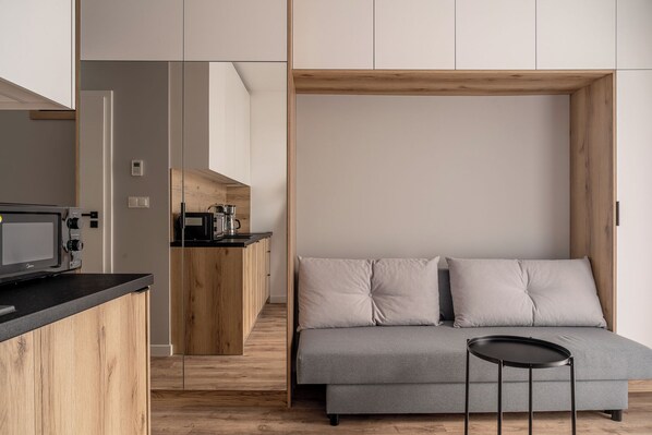 Studiosuite, Balkon | Wohnbereich | Fernseher