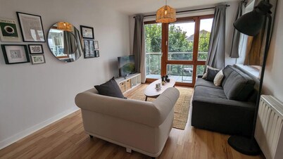 Newly Renovated D4 2BD @ The Aviva & Docklands