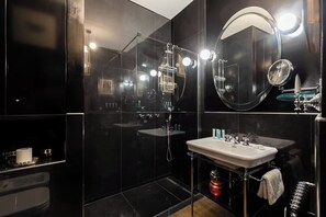 Douche, sèche-cheveux, serviettes fournies, savon
