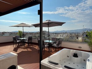 Outdoor dining - TH0 - Tesla Smart Building - Cloud9 in the city (Athina)