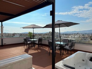 Outdoor dining - TH0 - Tesla Smart Building - Cloud9 in the city (Athina)