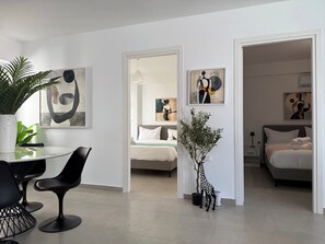 8 bedrooms, iron/ironing board, WiFi, bed sheets - TH0 - Tesla Smart Building - Cloud9 in the city (Athina)