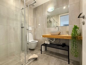 Shower, hair dryer, towels, toilet paper - TH0 - Tesla Smart Building - Cloud9 in the city (Athina)