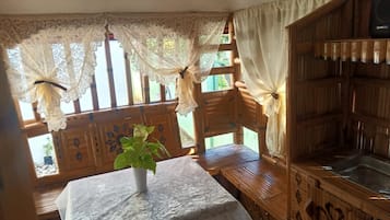 客房, 1 间卧室, 吸烟房, 阳台 | 住宿内部