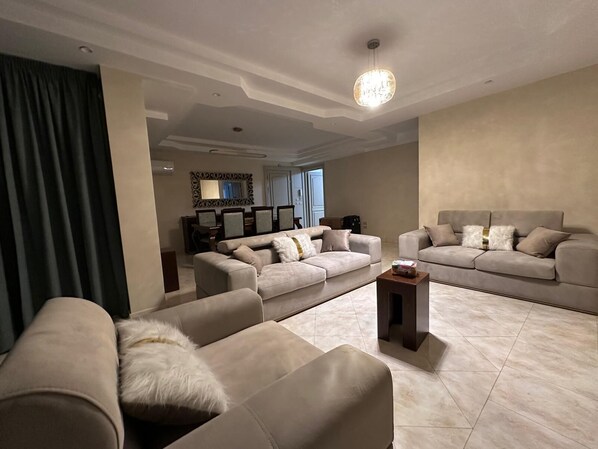 Smart TV - Cozy 2-bedroom apartment in enchanting Cairo with AC, WiFi (Cairo Governorate)