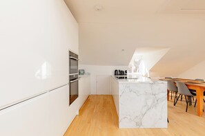 Private kitchen - Contemporary Chic 3BD Home Near Little Venice (Greater London)