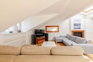 TV, stereo, offices - Contemporary Chic 3BD Home Near Little Venice (Greater London)