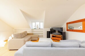 Living area - Contemporary Chic 3BD Home Near Little Venice (Greater London)