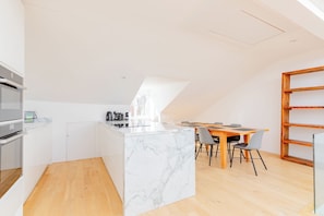 Private kitchen - Contemporary Chic 3BD Home Near Little Venice (Greater London)