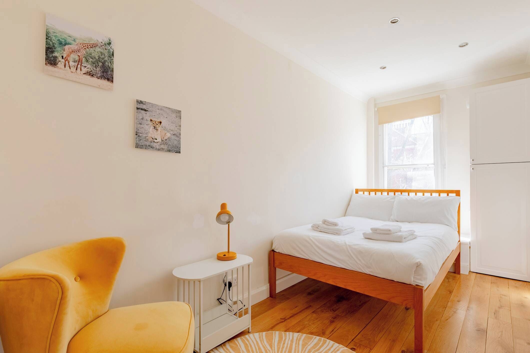 3 quartos, berço de viagem, acesso à internet, roupa de cama