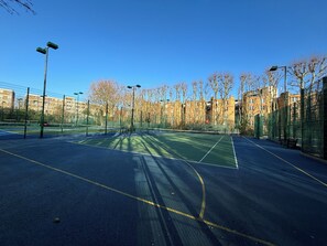 Sports court - Contemporary Chic 3BD Home Near Little Venice (Greater London)