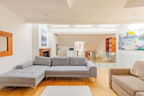 Fernseher, Stereoanlage, Arbeitsbereiche