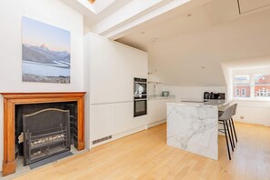 Fridge, microwave, oven, stovetop - Contemporary Chic 3BD Home Near Little Venice (Greater London)