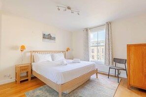 3 quartos, berço de viagem, acesso à internet, roupa de cama