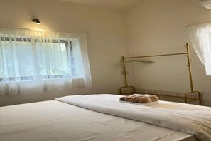 4 bedrooms, iron/ironing board, WiFi, bed sheets - Spacious 4-Bedroom Villa near beach with garden (Vagator)