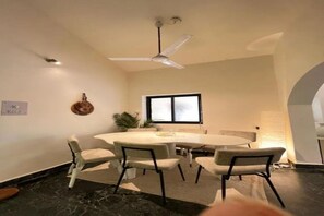 Dining - Spacious 4-Bedroom Villa near beach with garden (Vagator)
