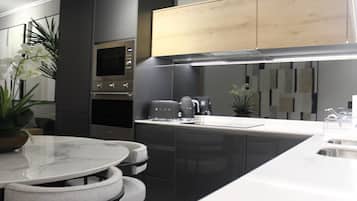 Apartamento, 2 quartos, sacada | Parte interna