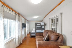 3 bedrooms, iron/ironing board, travel crib, WiFi