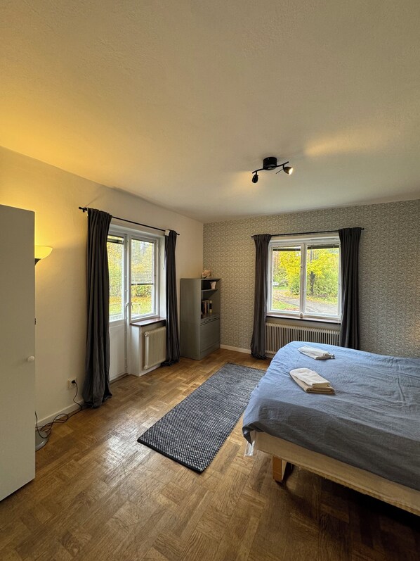 3 bedrooms, desk, free WiFi, bed sheets