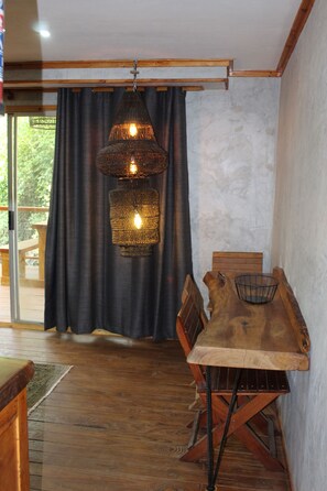 Holzhütte, Bergblick | Essbereich im Zimmer