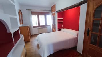 3 bedrooms, iron/ironing board, free WiFi, bed sheets