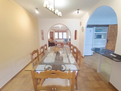 casa rodeada de pinos a cinco kilometros de motorland en un pueblo muy tranquilo